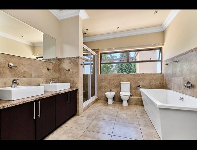 5 BEDROOM HOUSE RENTED IN FOURWAYS